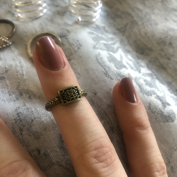 Assorted rings - Picture 2 of 5